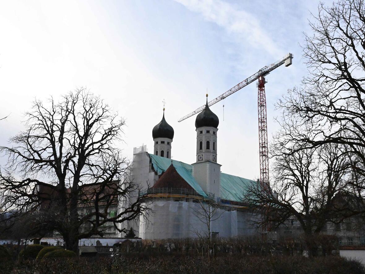 Das Kloster Benediktbeuern noch weitgehend eingerüstet. (Foto: Theresa Wiedemann / pba)