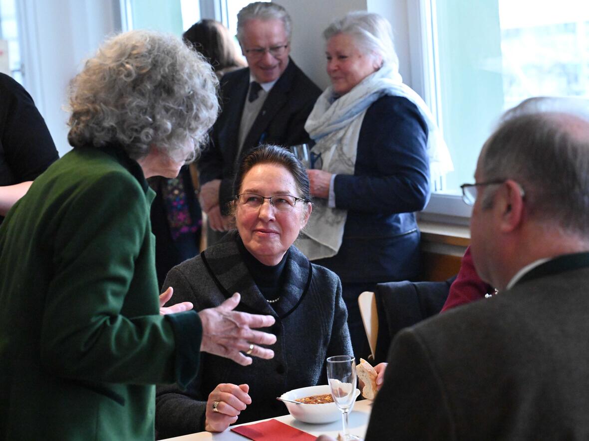 Nach dem feierlichen Gottesdienst gab es bei einem Stehempfang Gelegenheit zu Austausch und Gespräch (Fotos: Theresa Wiedemann / pba) 