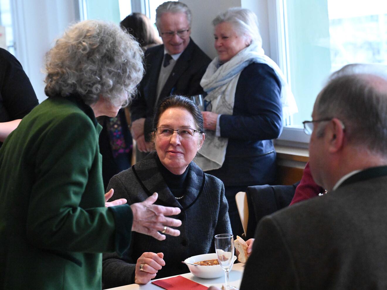 Nach dem feierlichen Gottesdienst gab es bei einem Stehempfang Gelegenheit zu Austausch und Gespräch (Fotos: Theresa Wiedemann / pba) 