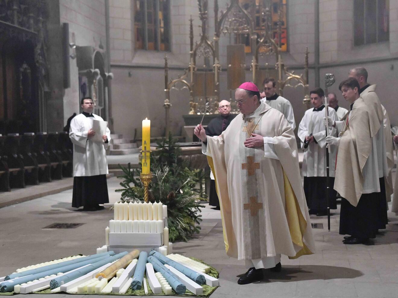 Zu Beginn des feierlichen Gottesdienstes segnete Bischof Bertram die Kerzen im Westchor des Doms. (Foto: Maria Rösch / pba)