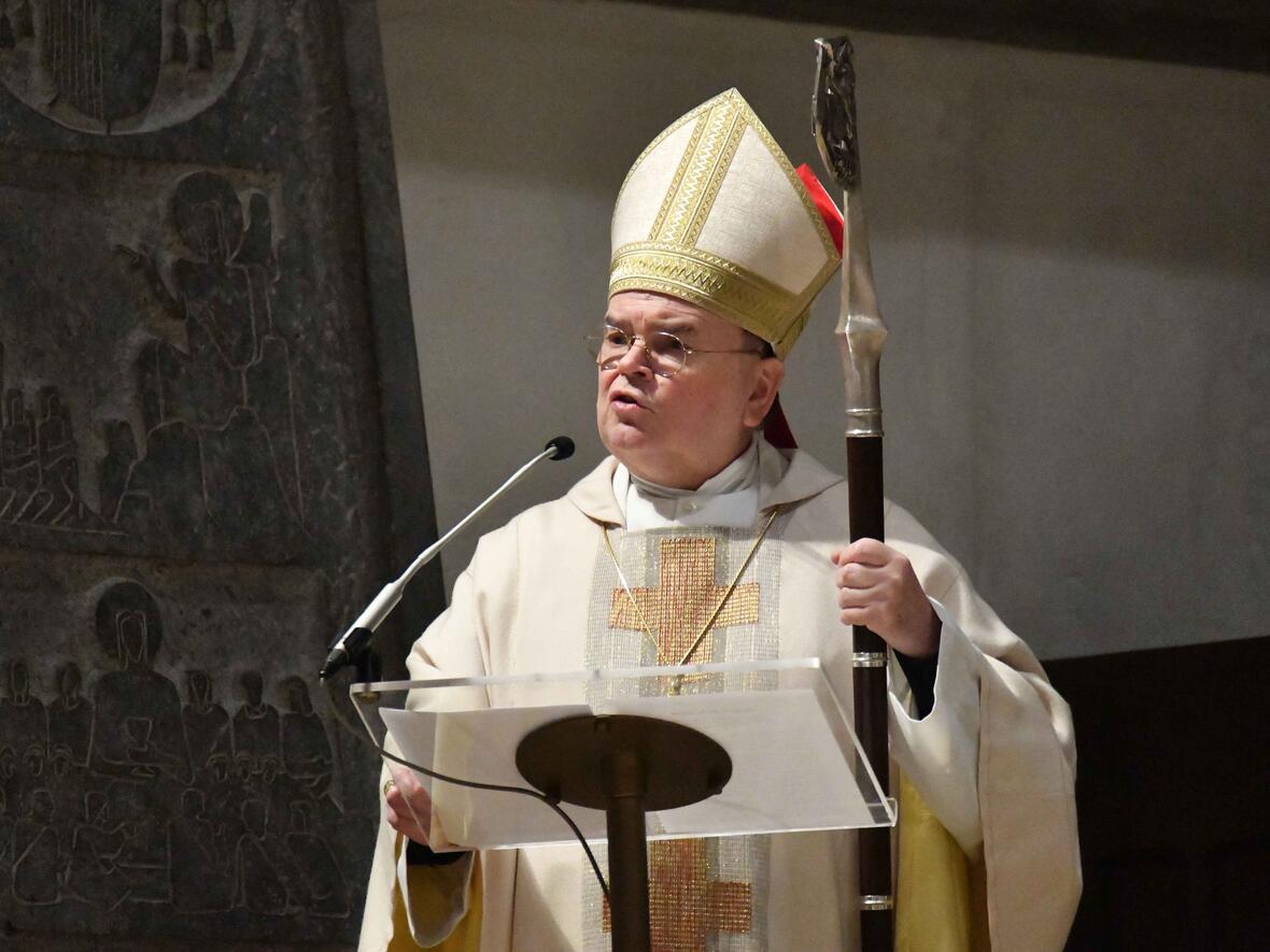 In seiner Predigt rief Bischof Bertram die Gläubigen dazu auf, ihr Leben neu unter das Licht Gottes zu stellen (Foto: Maria Rösch / pba) 