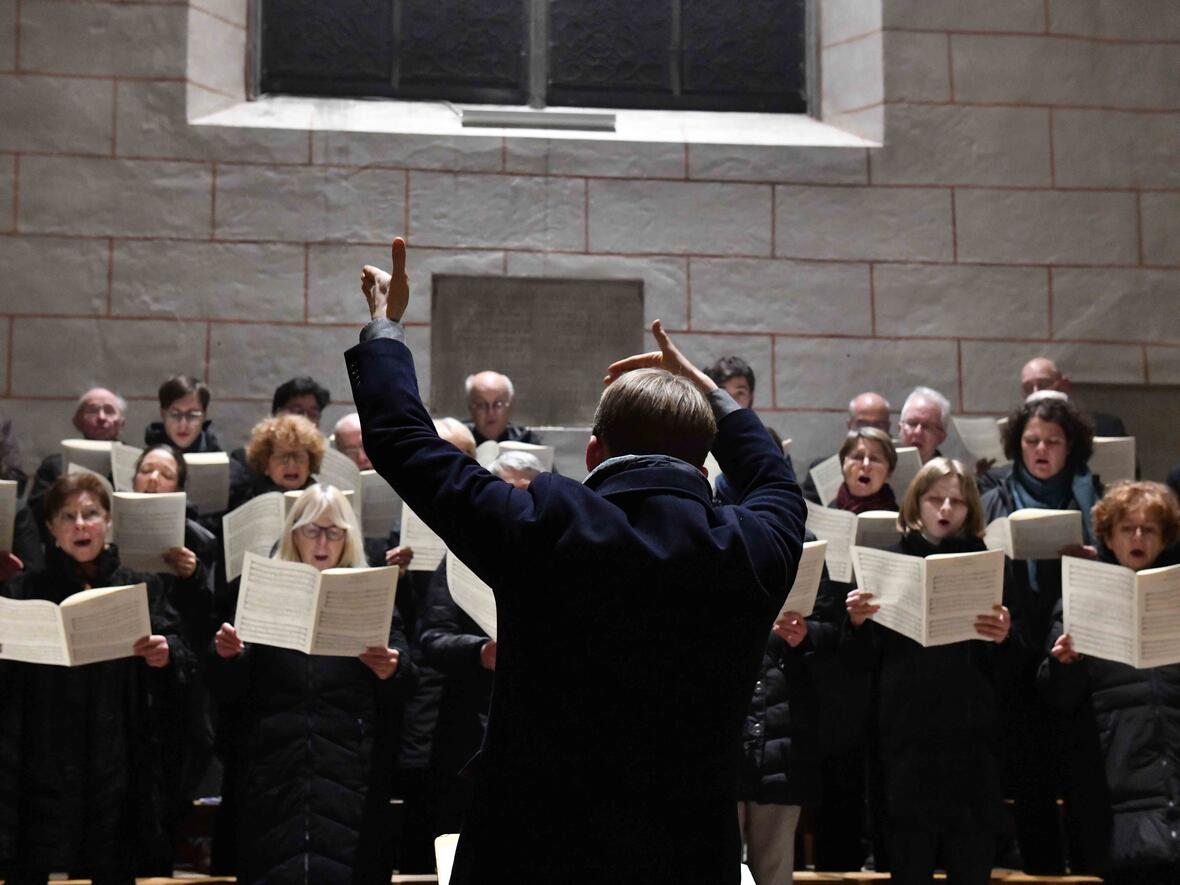 Der Domchor untermalte den Gottesdienst mit feierlichen, musikalischen Klängen. (Foto: Maria Rösch / pba)