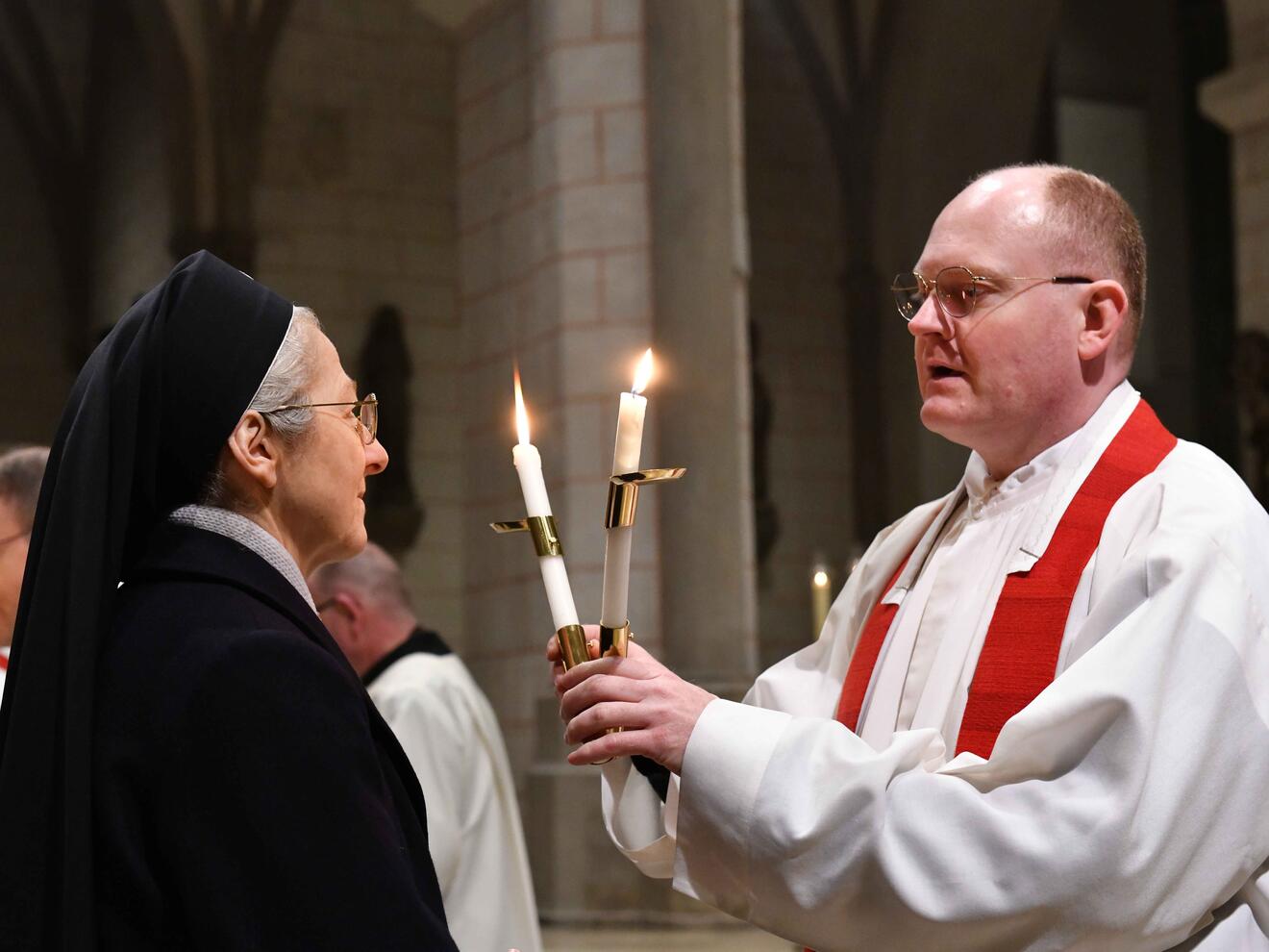 Nach dem Pontifikalamt wurde den Gläubigen der Blasiussegen gespendet (Foto: Maria Rösch / pba) 