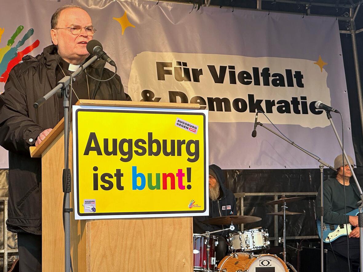 Bischof Bertram rief vor mehr als 25.000 Kundgebungsteilnehmern und -teilnehmerinnen zu Menschlichkeit und Versöhnung auf (Fotos: Viktoria Kratzer/pba).
