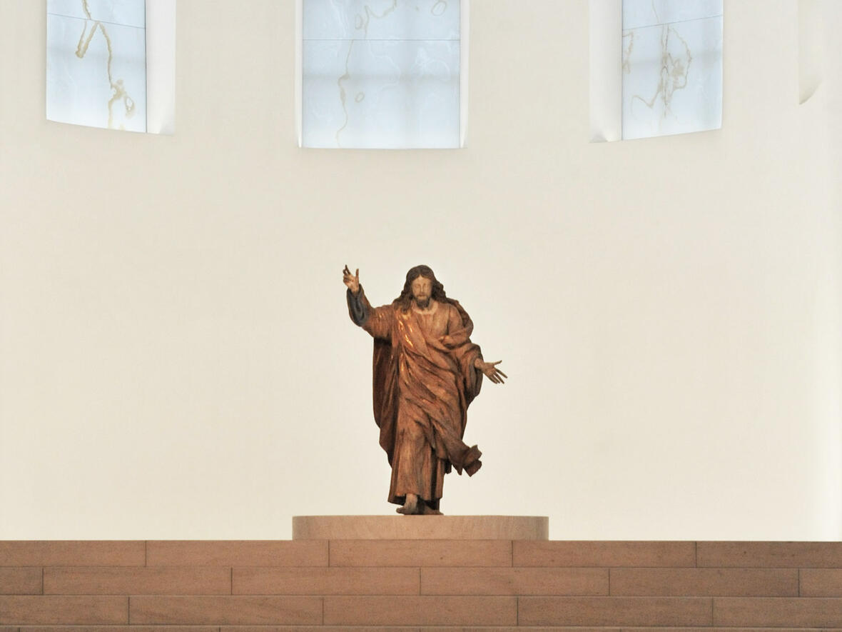 Der Innenraum der Moritzkirche mit der Figur des auferstandenen Christus (Foto: Nicolas Schnall/pba).