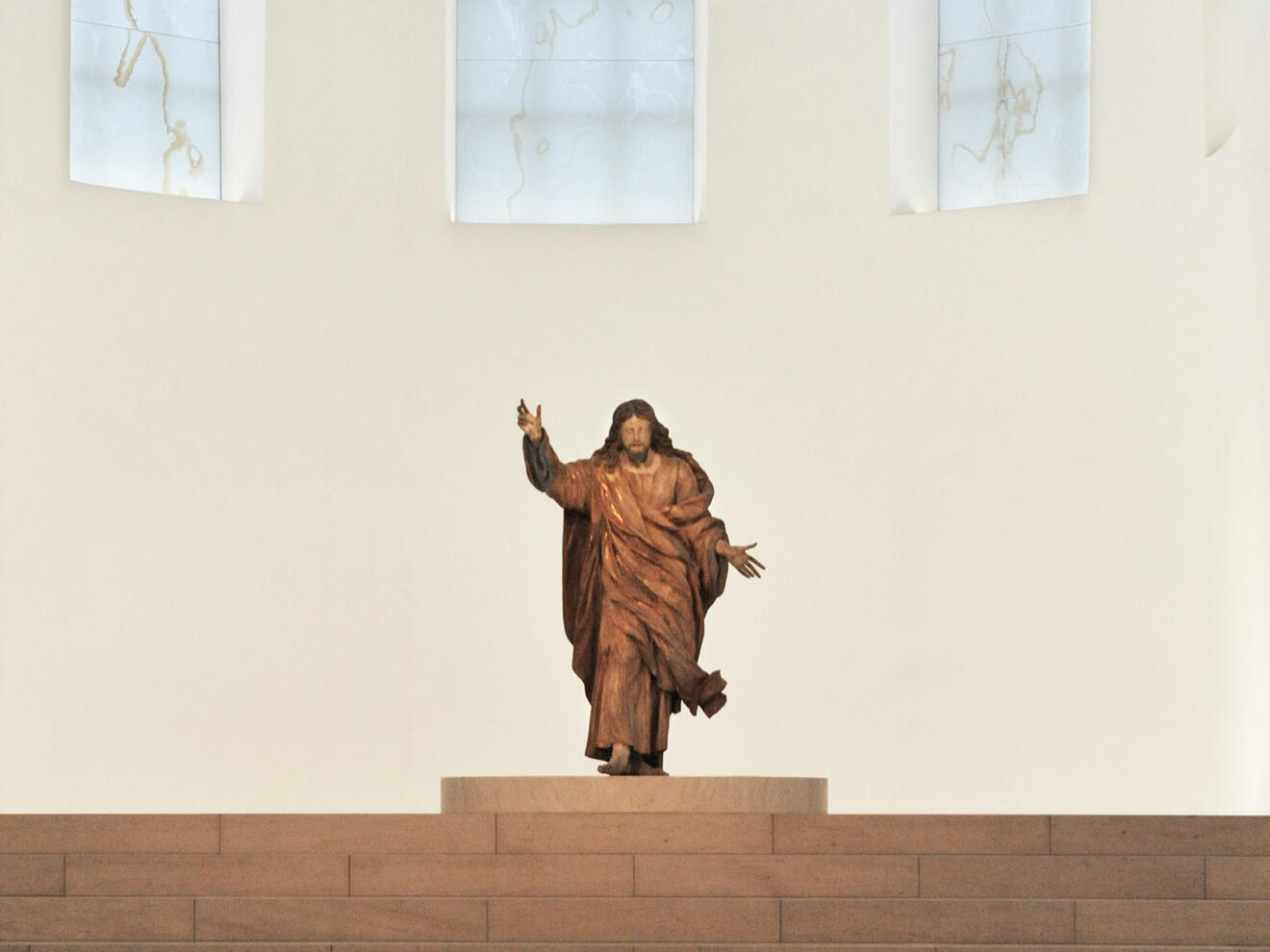 Der Innenraum der Moritzkirche mit der Figur des auferstandenen Christus (Foto: Nicolas Schnall/pba).