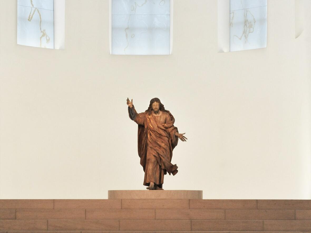 Der Innenraum der Moritzkirche mit der Figur des auferstandenen Christus (Foto: Nicolas Schnall/pba).