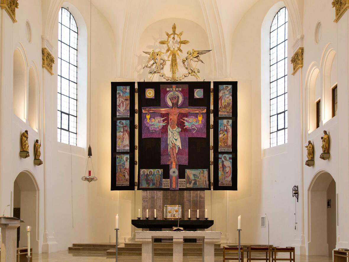 Das Fastentuch von Hilda Sandtner in der Mindelheimer Pfarrkirche St. Stephan. (Foto: Peter Bachmeier)