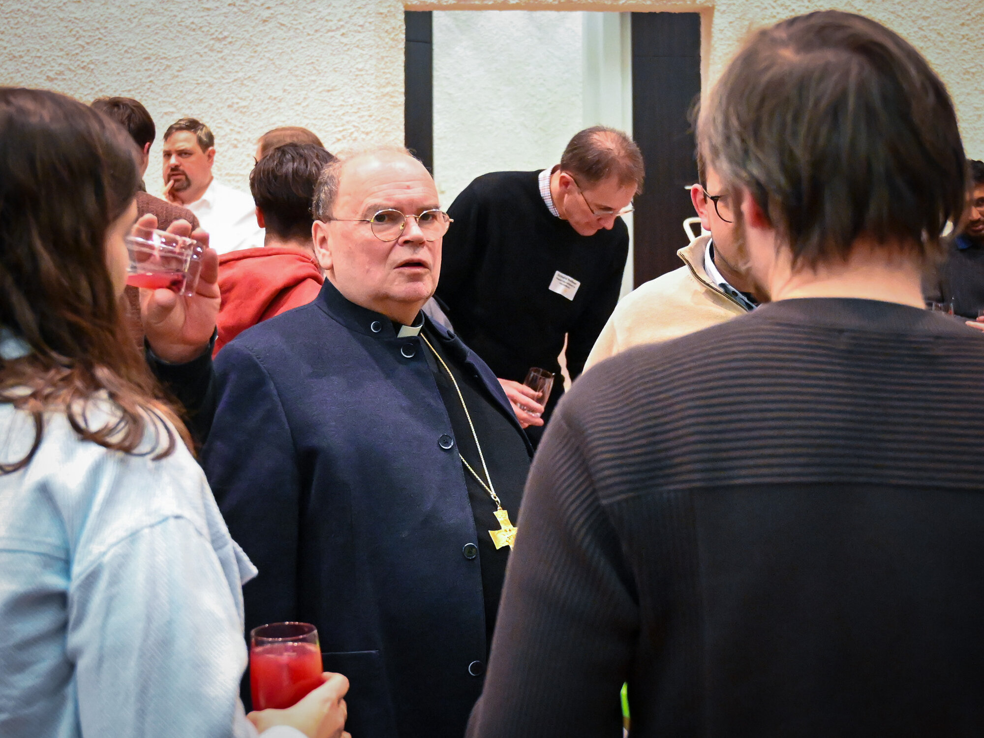 Bischof Bertram im Gespräch mit Jugendlichen (Foto Leander Stork_pba)