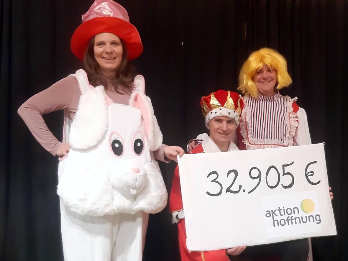 Mitarbeiterinnen und Mitarbeiter der aktion hoffnung waren in den letzten Monaten mit Freude und Engagement mit der Vorbereitung und Durchführung der Secondhand-Faschingsmärkte beschäftigt. Stellvertretend bedanken sich Margot Megele, Johannes Müller und Andrea Haslacher (von links) bei allen Beteiligten und freuen sich, dass nun mit 32.905 Euro Entwicklungsprojekte unterstützt werden können. (Foto: Marianne Scherer / aktion hoffnung)