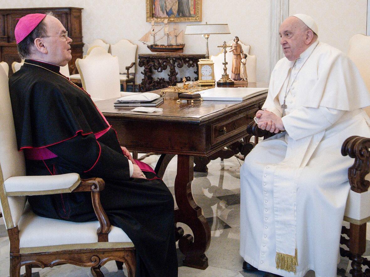 Papst Franziskus hat am Freitag den Augsburger Bischof Dr. Bertram Meier zu einer Privataudienz empfangen (Foto: Vatican Media/KNA).