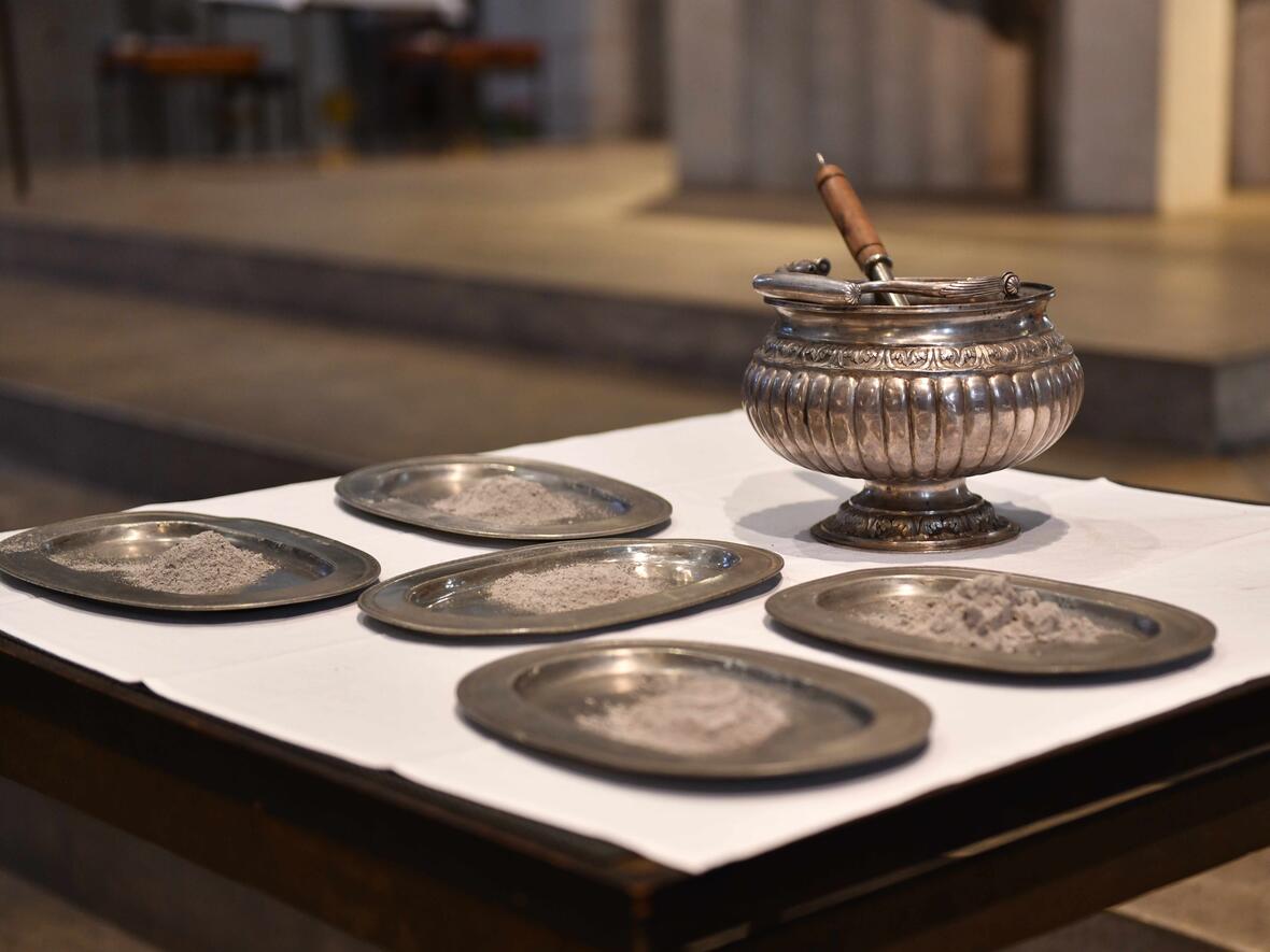 Asche im Augsburger Dom. (Foto: Maria Rösch / pba) 