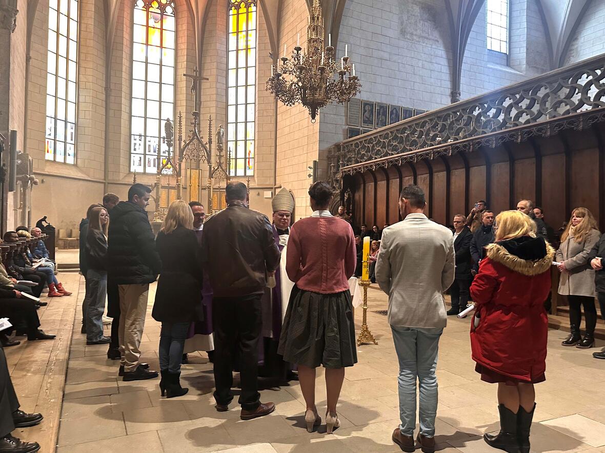Die Zulassungsfeier für die Taufbewerberinnen und -bewerber fand im Westchor des Doms statt (Foto: pba/Ulrich Bobinger)