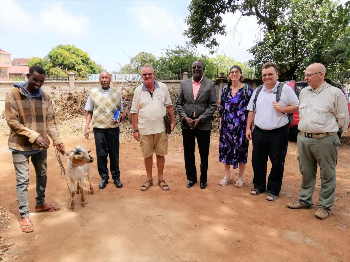 Der Bischof von Marsabit Peter Kihara Kariuki IMC bekam zu seinem 70. Geburtstag eine Ziege geschenkt (Foto: Abteilung Weltkirche)
