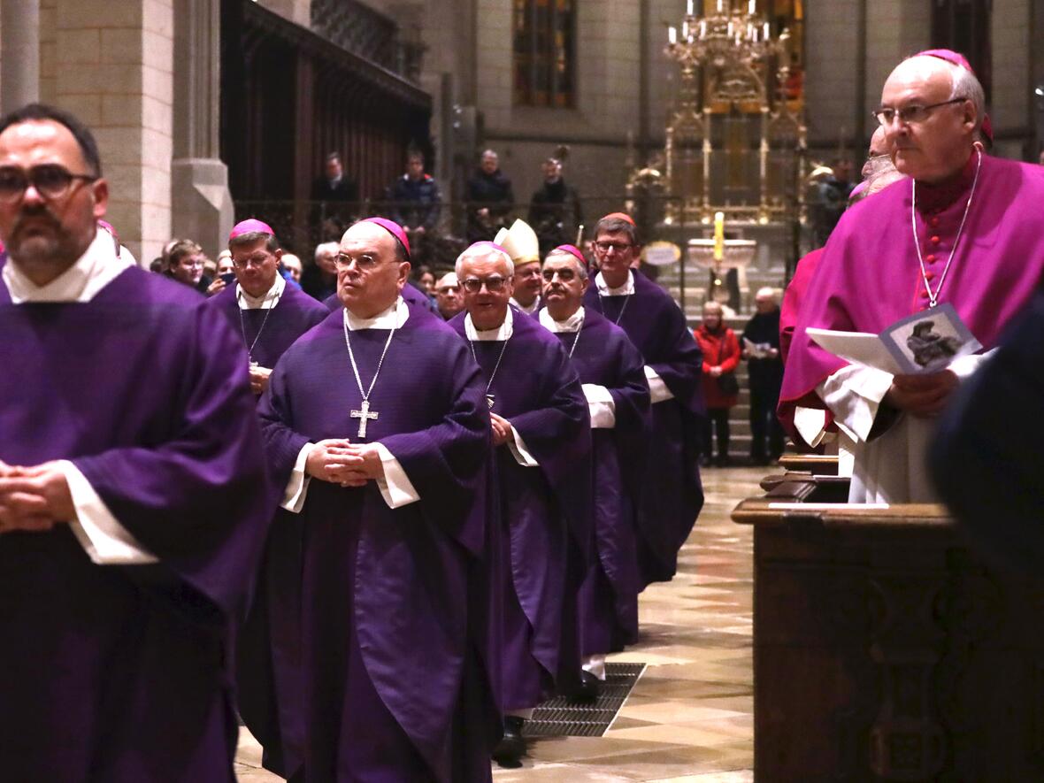 60 Bischöfe zogen zum Beginn des Gottesdienstes feierlich in den Augsburger Dom ein (Fotos: Annette Zoepf / pba).