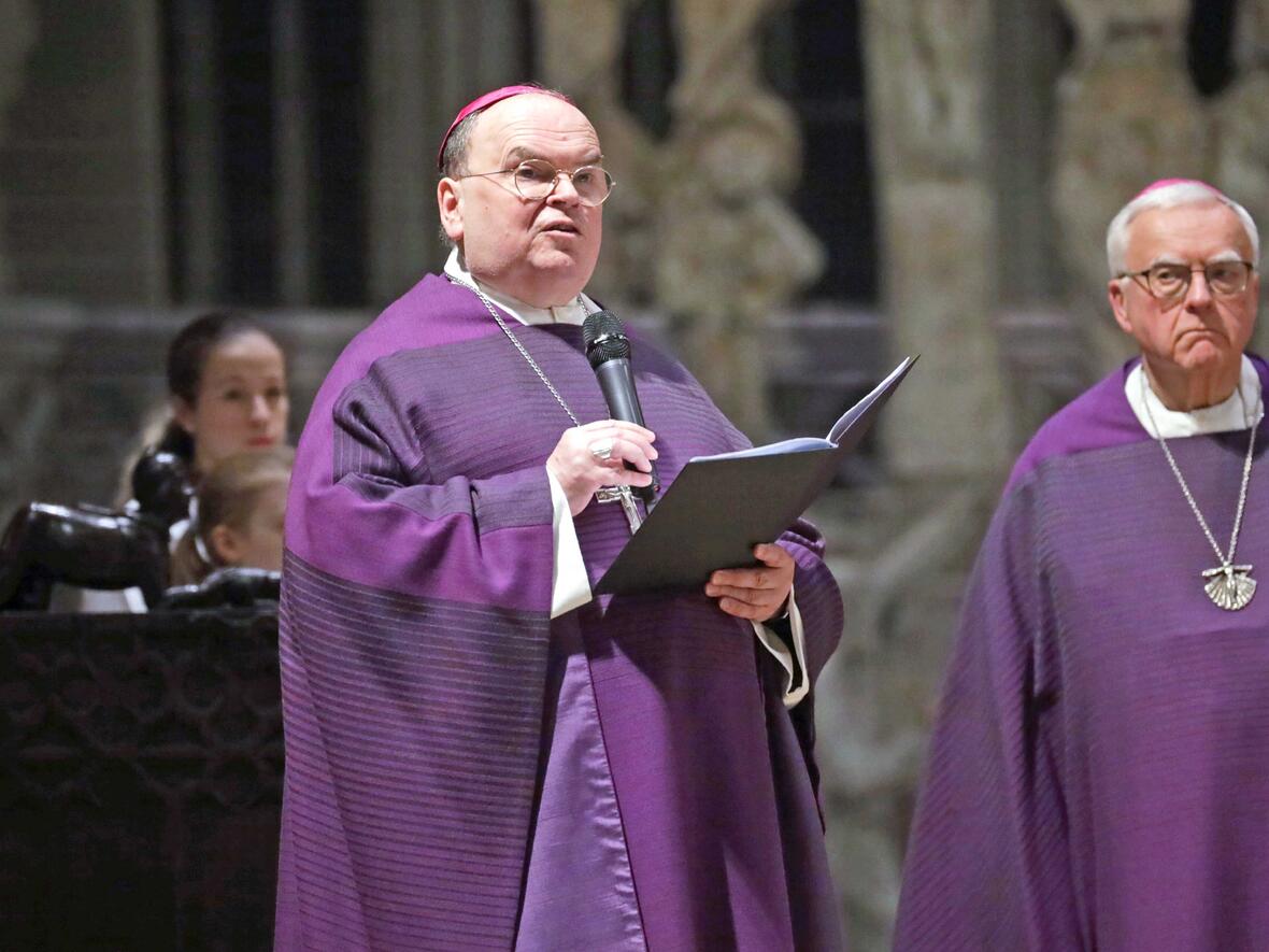 Begrüßung durch Bischof Bertram im Hohen Dom. (Foto: Annette Zoepf / pba)