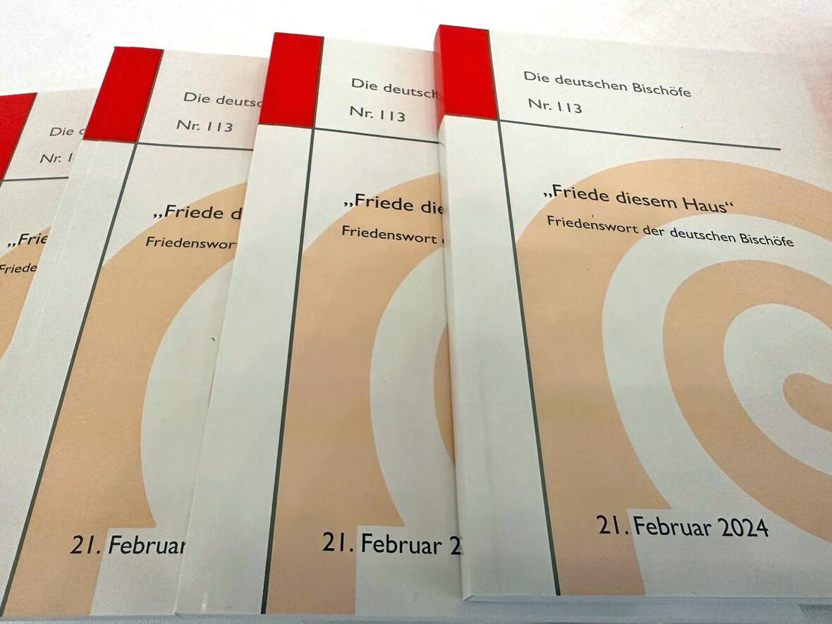 Die Broschüre mit dem neuen Friedenswort der deutschen Bischöfe. (Foto: Ulrich Bobinger / pba)