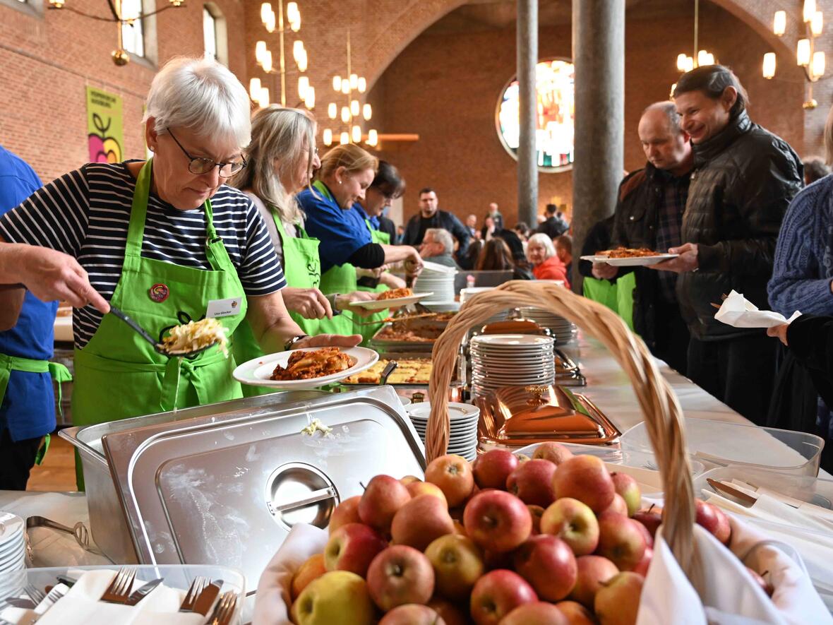 Bei der Ökumenischen Vesperkirche heißt es die kommenden zwei Wochen miteinander Mahl zu halten und sich zu begegnen. Jeder ist willkommen. (Fotos: Maria Rösch / pba) 