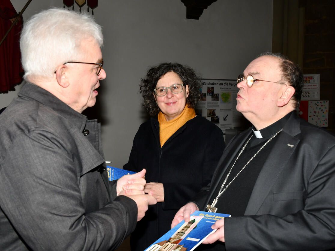 Der neue Kirchenführer wurde Bischof Dr. Bertram Meier vom Leiter der Behindertenseelsorge im Bistum Augsburg, Diakon Thomas Schmidt, überreicht. (Foto: Wolfgang Czech)