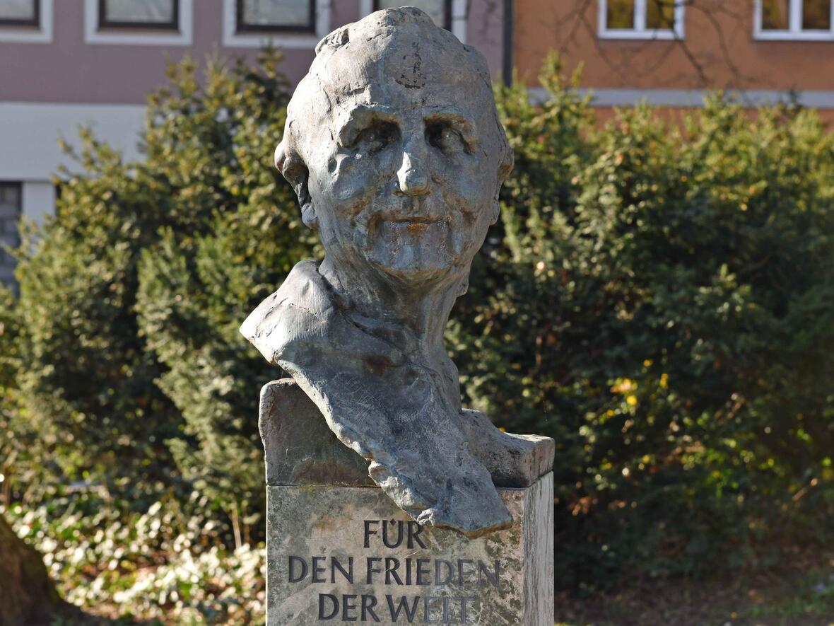 Die Büste von Max Josef Metzger vor dem Augsburger Dom. (Foto: Julian Schmidt / pba)
