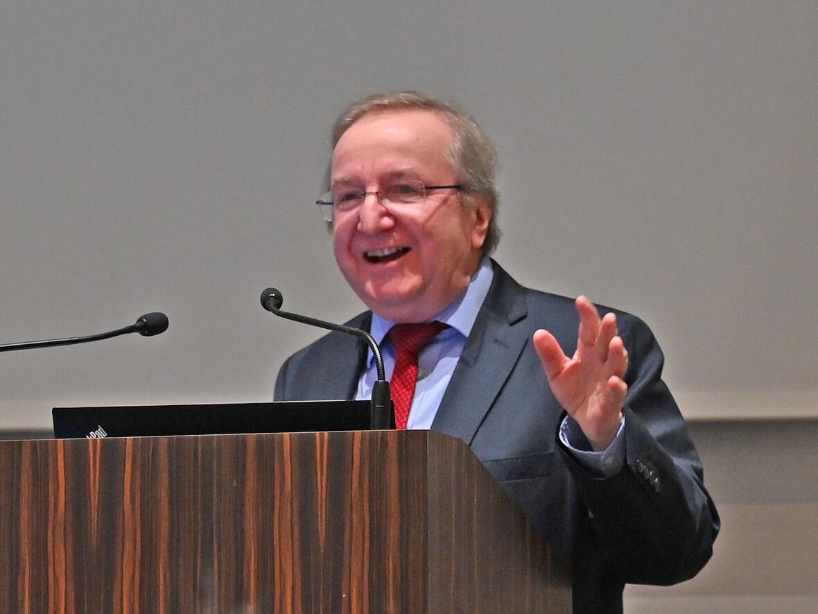 Prof. Bernd Schneidmüller verglich den Augsburger Dom unter anderem mit seinem Gegenstück in Mainz. (Foto: Leander Stork / pba) 