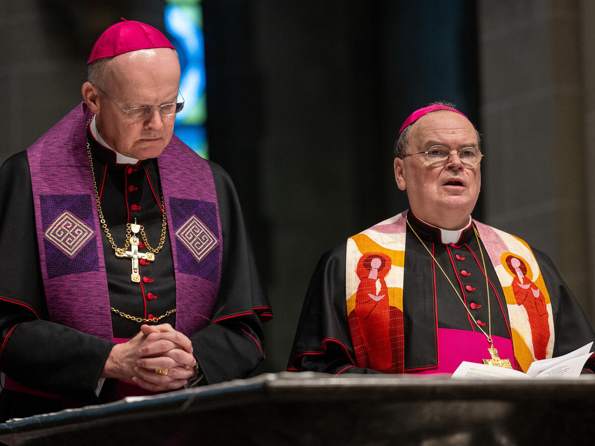 Die Bischöfe Franz-Josef Overbeck und Bertram Meier beim Abendgebet in Essen (Foto: DBK).