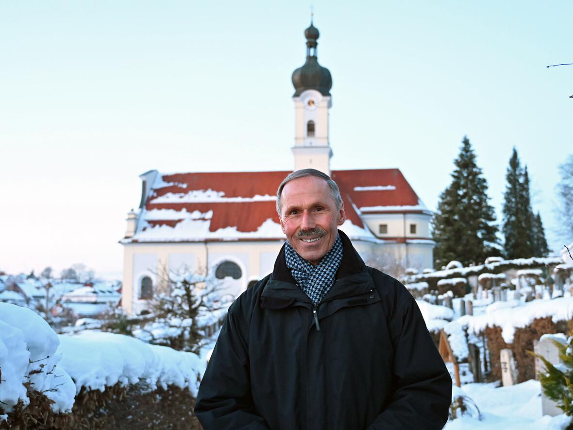 Dekan Siegbert Schindele vor seiner Pfarrkirche St. Nikolaus. (Fotos: Leander Stork / pba) 