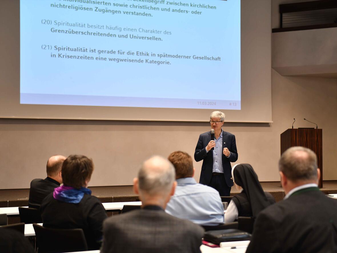 Über die Verbindung von Spiritualität und Verantwortung sprach Prof. Dr. Markus Vogt vor rund 70 Seelsorgerinnen und Seelsorgern im Haus Sankt Ulrich. (Fotos: Maria Rösch / pba)
