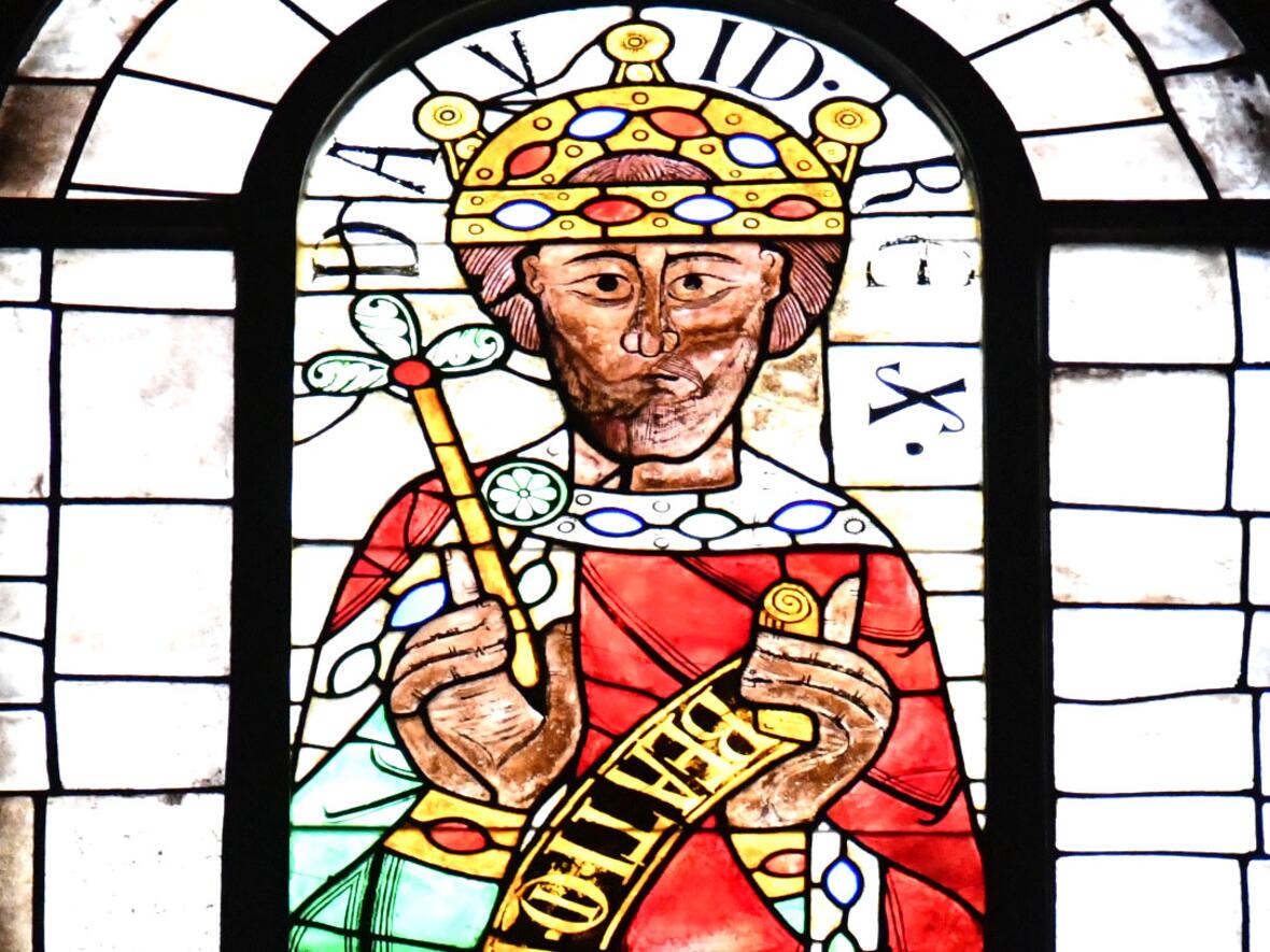 Eine Darstellung des Königs David, Glasfenster im Hohen Dom. (Foto: Leander Stork / pba)