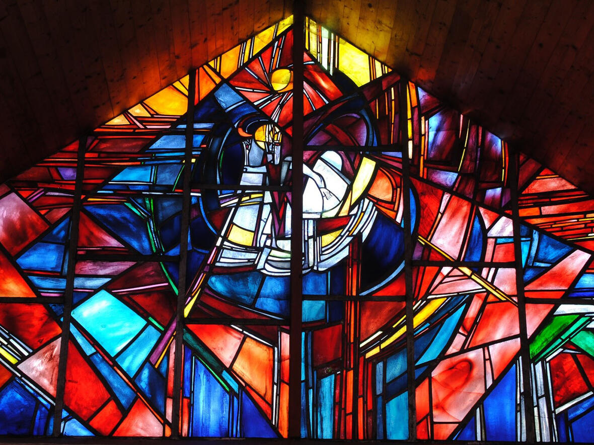 Osterfenster in der Kapelle der Erich-Schicklung-Stiftung in Eggisried (Foto: Erich-Schickling-Stiftung)