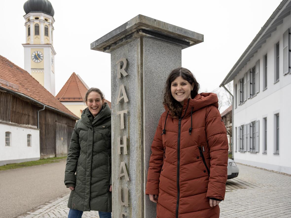  Ulrike Daufratshofer (rechts) und Antonia Baur (links) kümmern sich als Referentinnen für soziale Gemeindeentwicklung um das soziale Gefüge der Verwaltungsgemeinschaft und Pfarreiengemeinschaft. Zahlreiche neue Ideen und Angebote sind schon entstanden (Fotos: Maria Rösch/ pba)