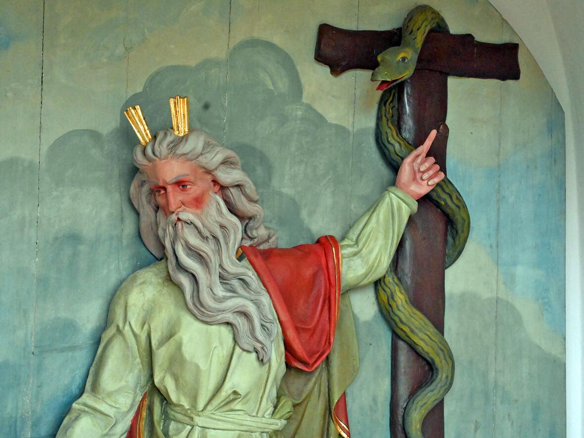 Auf dem Kalvarienberg in Wettenhausen befinden sich nicht nur kleine Kapellen mit den Kreuzwegstationen, sondern auch weitere biblische Szenen, wie hier Mose mit der erhöhten Schlange. (Fotos: Leander Stork / pba)