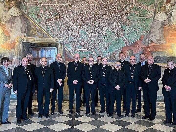 Die Delegationen der Römischen Kurie und der Deutschen Bischofskonferenz in der Sala Bologna im Vatikan (Foto: DBK).