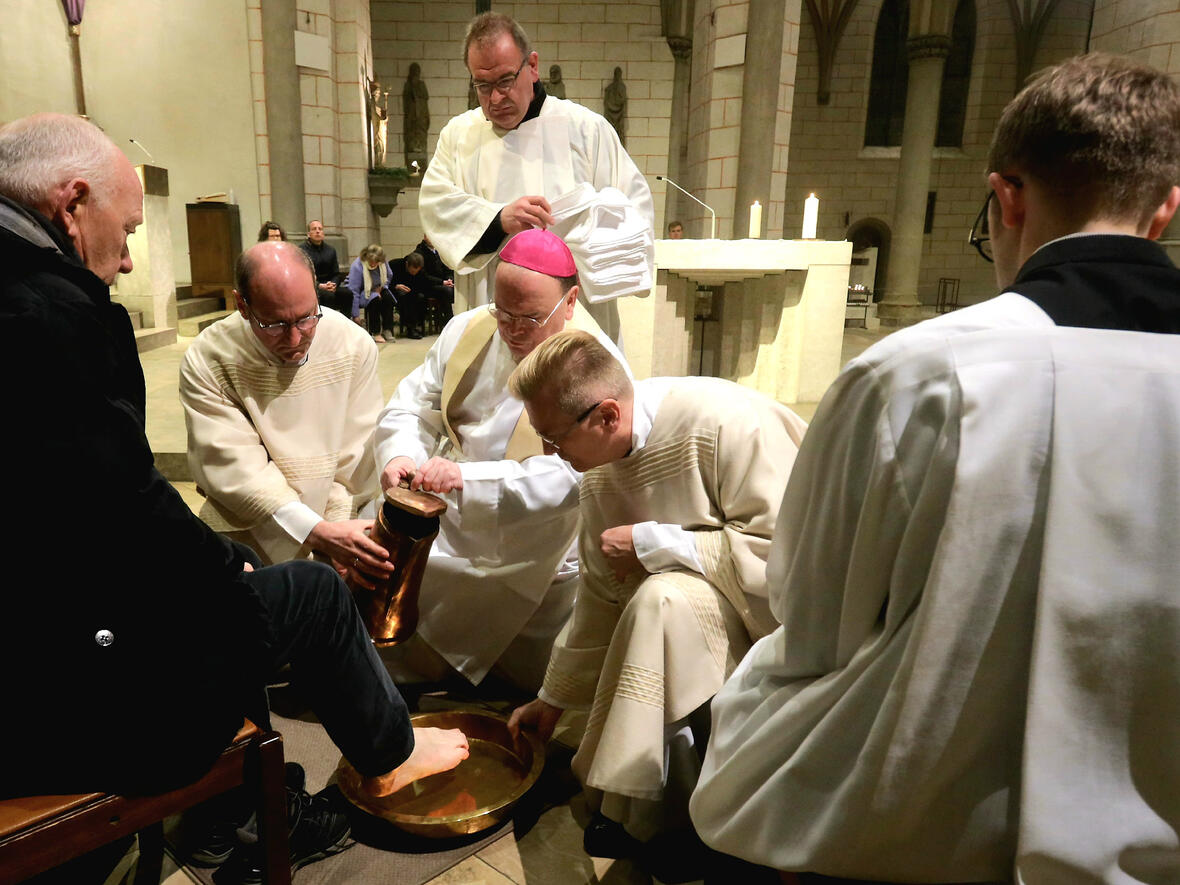 Bischof Bertram wusch Gemeindemitgliedern aus zwölf Ulrichskirchen im Bistum die Füße - so, wie es Jesus beim Letzten Abendmahl getan hatte (Fotos: pba/Annette Zoepf).
