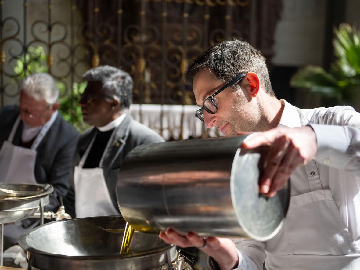 Am Karmittwoch werden die neuen Öle für die Liturgie gesegnet und an die Vertreter der Dekanate verteilt. (Fotos: Julian Schmidt / pba) 