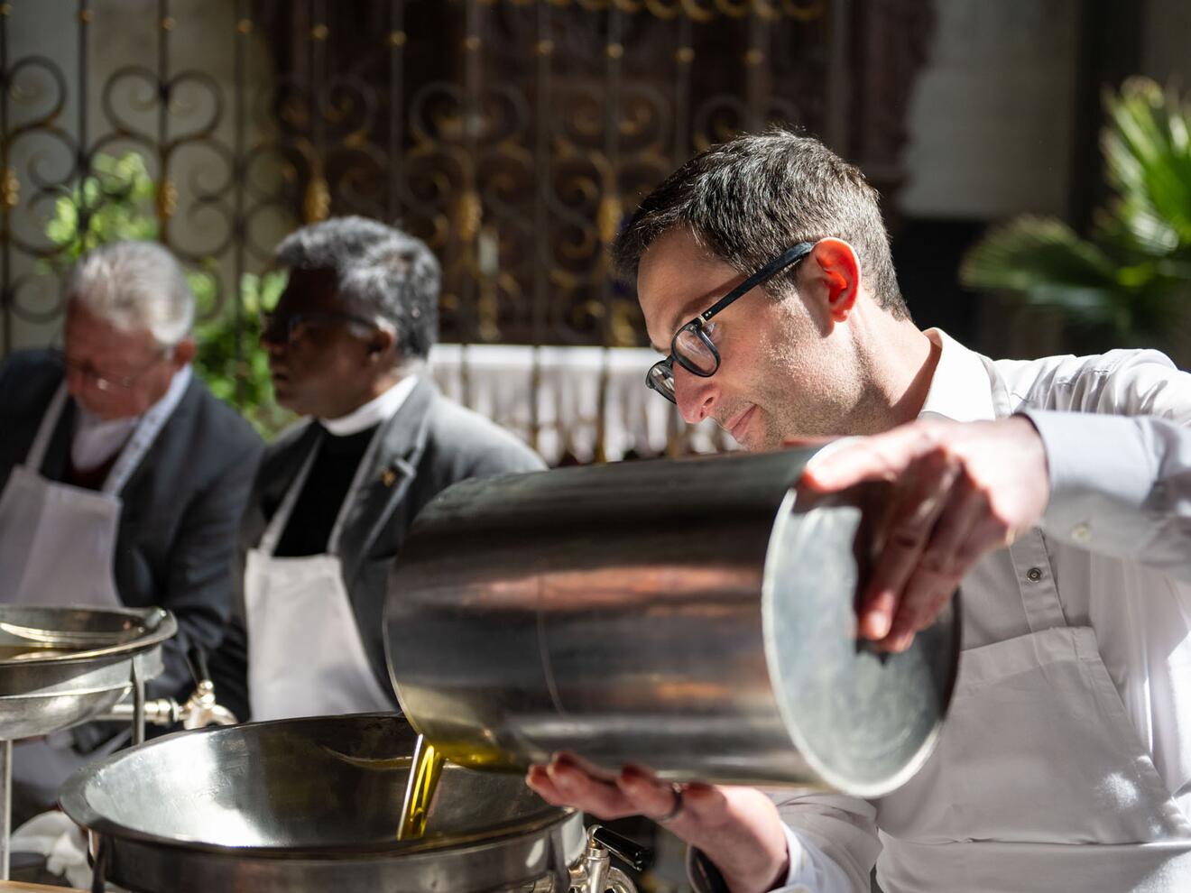 Am Karmittwoch werden die neuen Öle für die Liturgie gesegnet und an die Vertreter der Dekanate verteilt. (Fotos: Julian Schmidt / pba) 