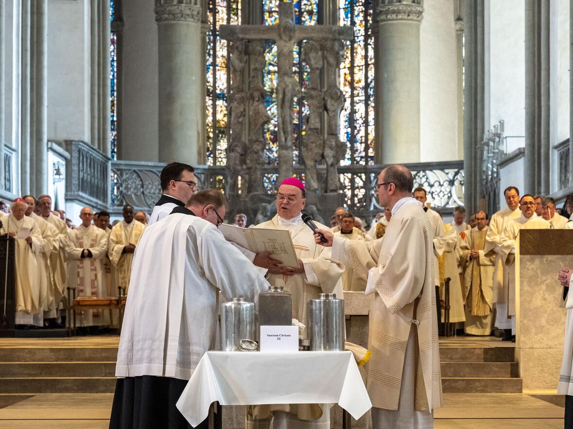 Die Weihe des Chrisams stellt den Höhepunkt der Messe dar. 