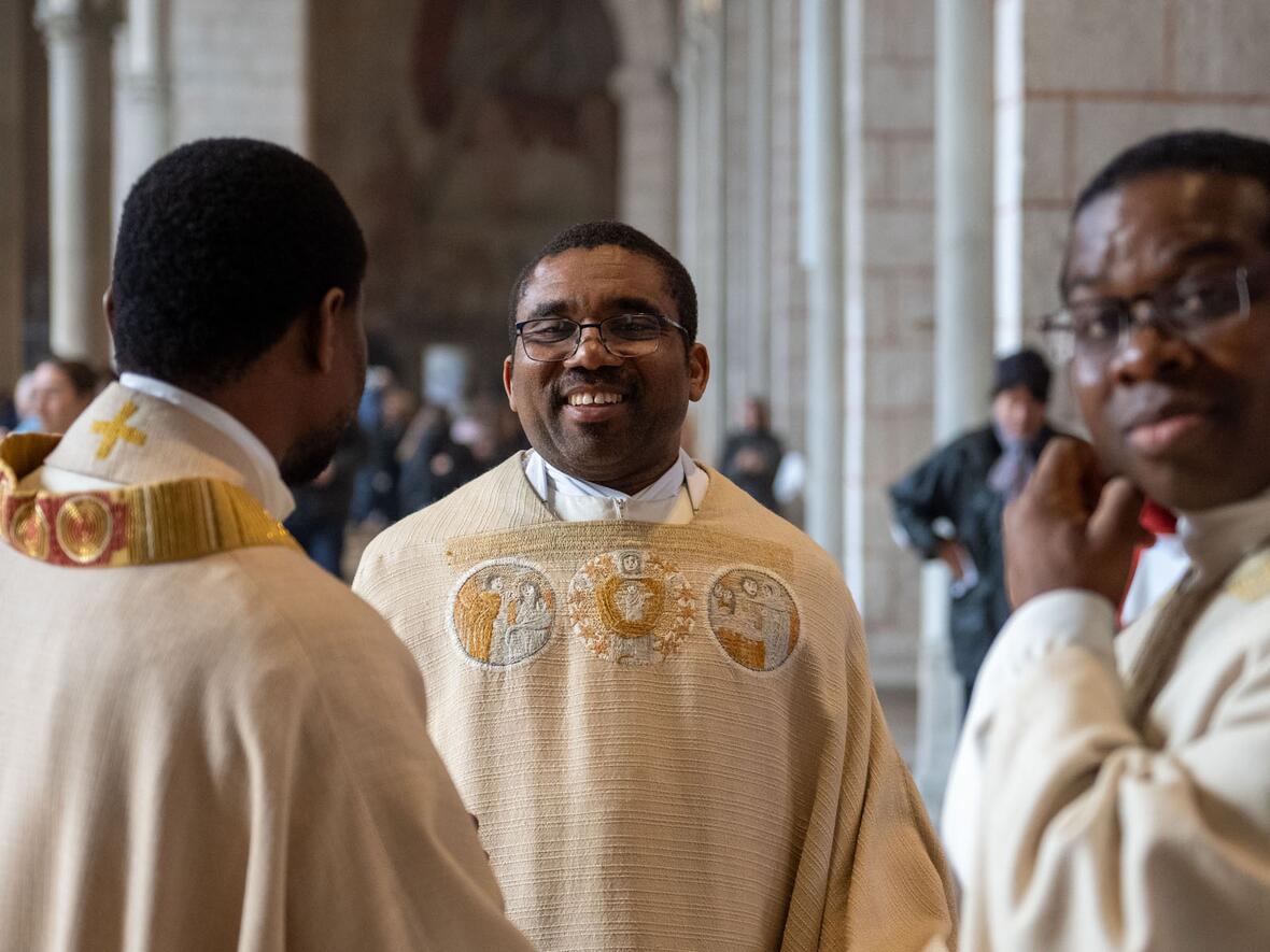 Die Priester hatten gute Laune bei der Chrisammesse und freuten sich über den Austausch.
