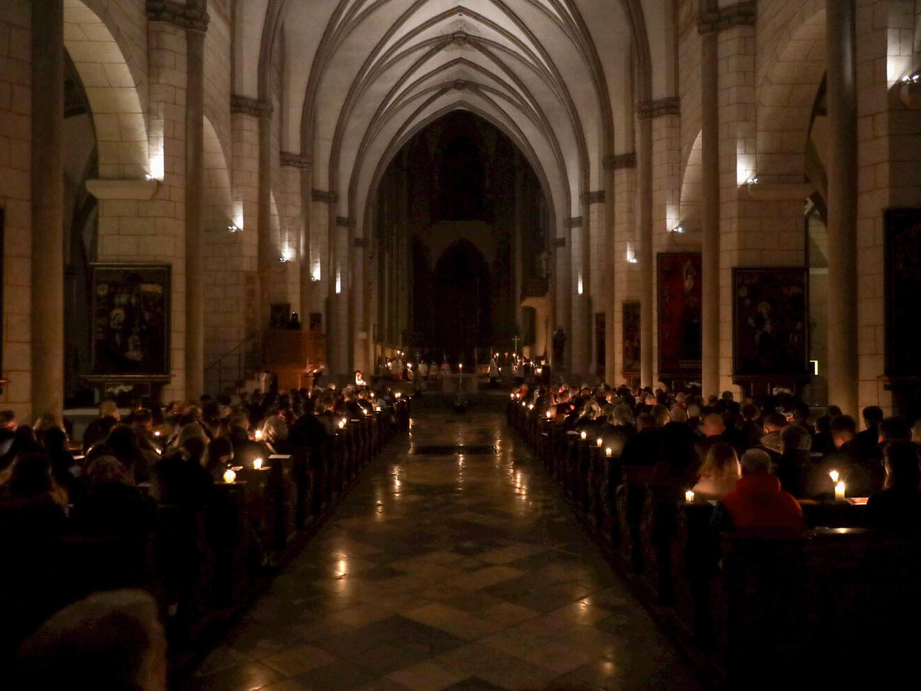 Der von Kerzen erleuchtete Hohe Dom in der Osternacht (Fotos: Annette Zoepf / pba)