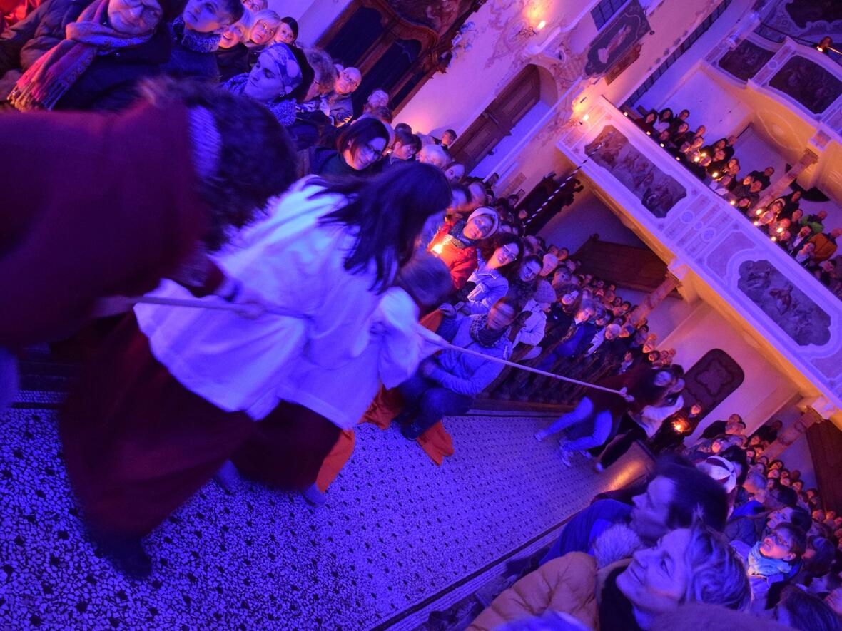 Die Lesung über den Auszug der Israeliten aus der Sklaverei in Ägypten wurde als Tauzieh-Wettkampf ausgetragen. (Foto: Jugendstelle Kaufbeuren)