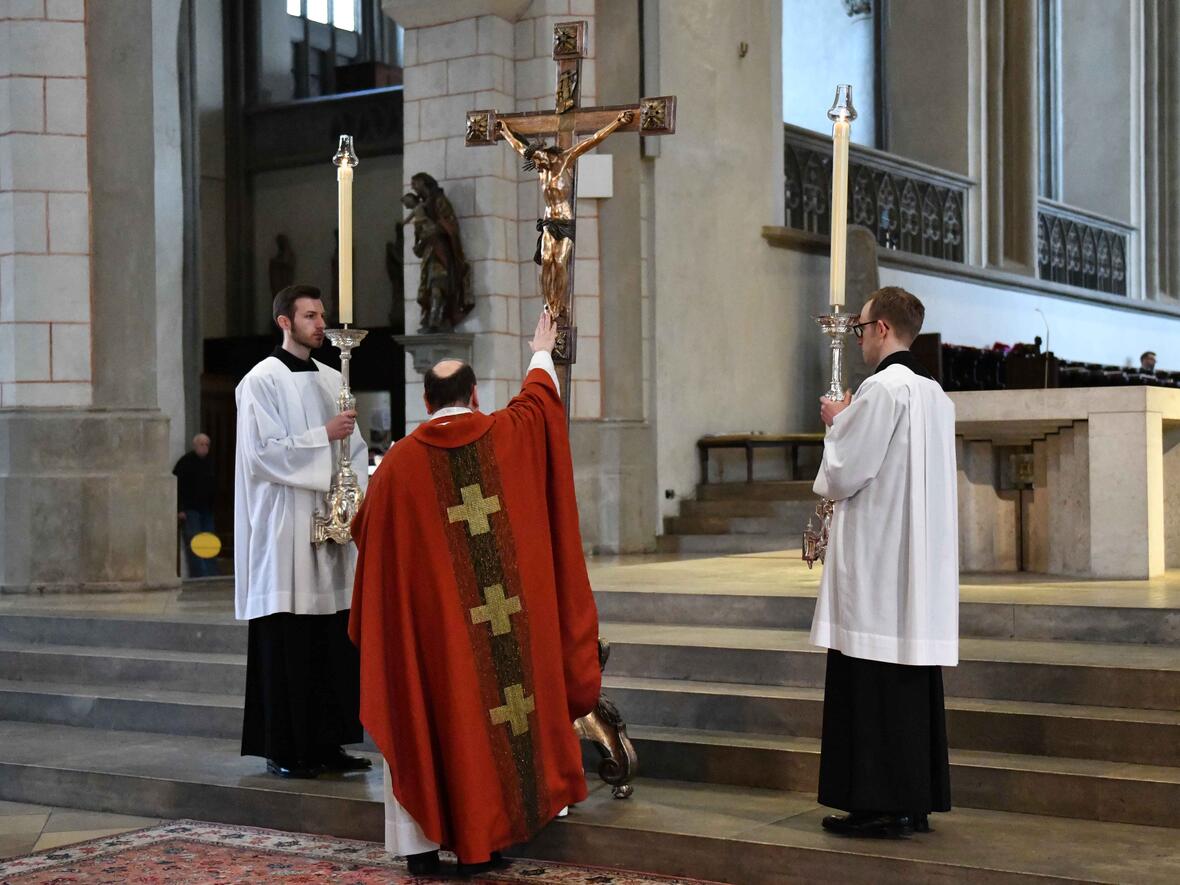 Bischof Bertram bei der Feier des Leiden und Sterbens Jesu im Augsburger Dom (Fotos: Maria Rösch / pba)