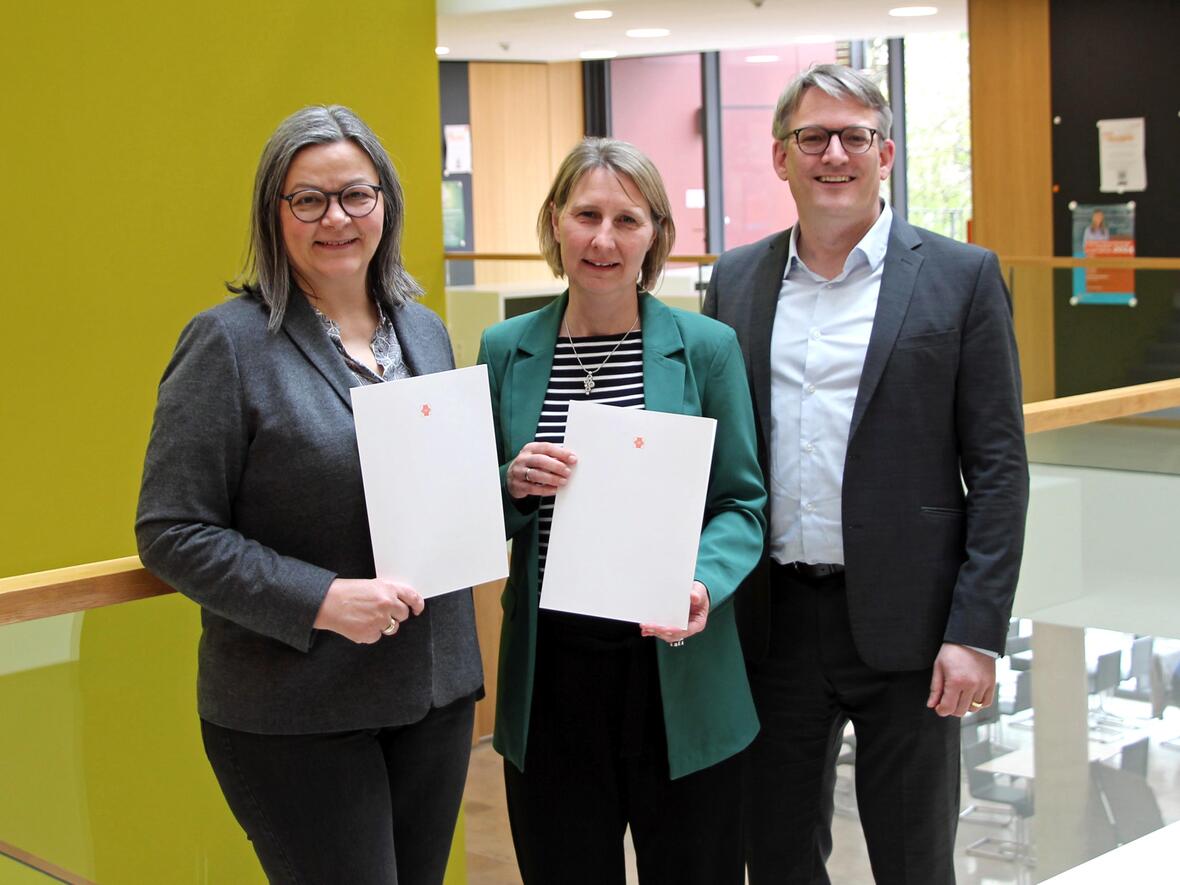 Übergabe der Verträge für das duale Studium (v.l.): KSH-Präsidentin Prof. Dr. Birgit Schaufler, Heidelinde Hentschke für das Bistum und Studiengangsleiter Prof. Dr. Ralf Gaus (Foto: KSH München / Abteilung Benediktbeuern)