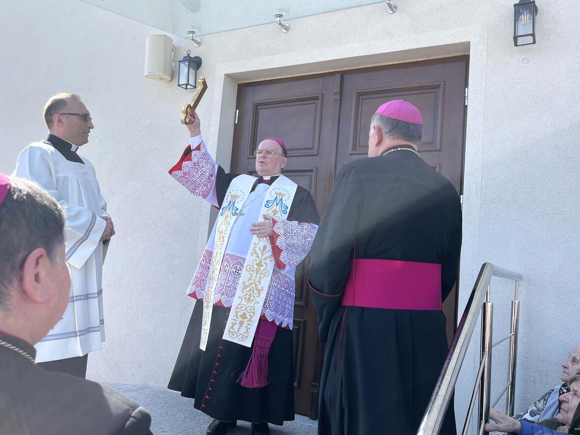 Bischof Bertram weihte die Kirche St. Josef in Radechiw nahe Lemberg. (Fotos: Deutsche Bischofskonferenz / Ewelina Sowa)