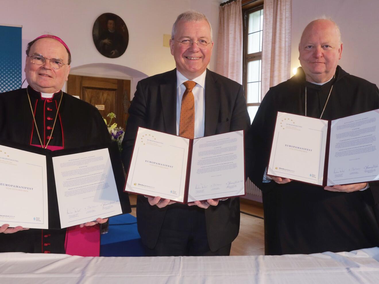 Bischof Dr. Bertram Meier, Markus Ferber (Vorsitzender Hanns-Seidel-Stiftung) und Abt Johannes Schaber OSB unterzeichneten am Ende der Tagung ein "Europa-Manifest" (Fotos: pba/Annette Zoepf).