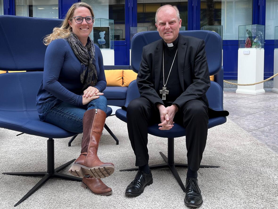 Weihbischof Florian Wörner bei Cappuccino. (Foto: Radio Augsburg)