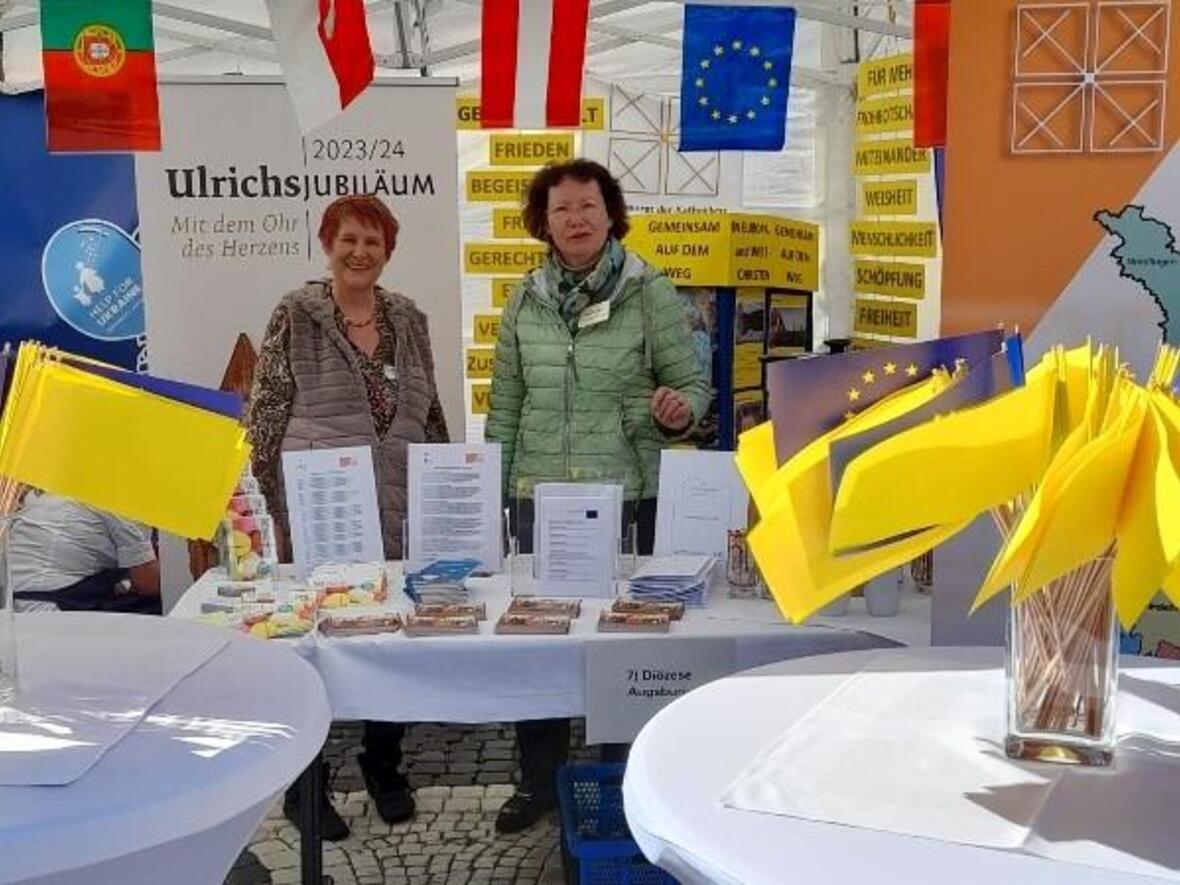 Die Idee, sich an den Augsburger Europawochen zu beteiligen, hatte der Sachausschuss "Europa und Welt". Dessen Leiterin, Manuela Jocham (links) und Susanne Kofend, Geschäftsführerin Diözesanrat (rechts), vertraten das Gremium am Stand. (Foto: Diözesanrat)