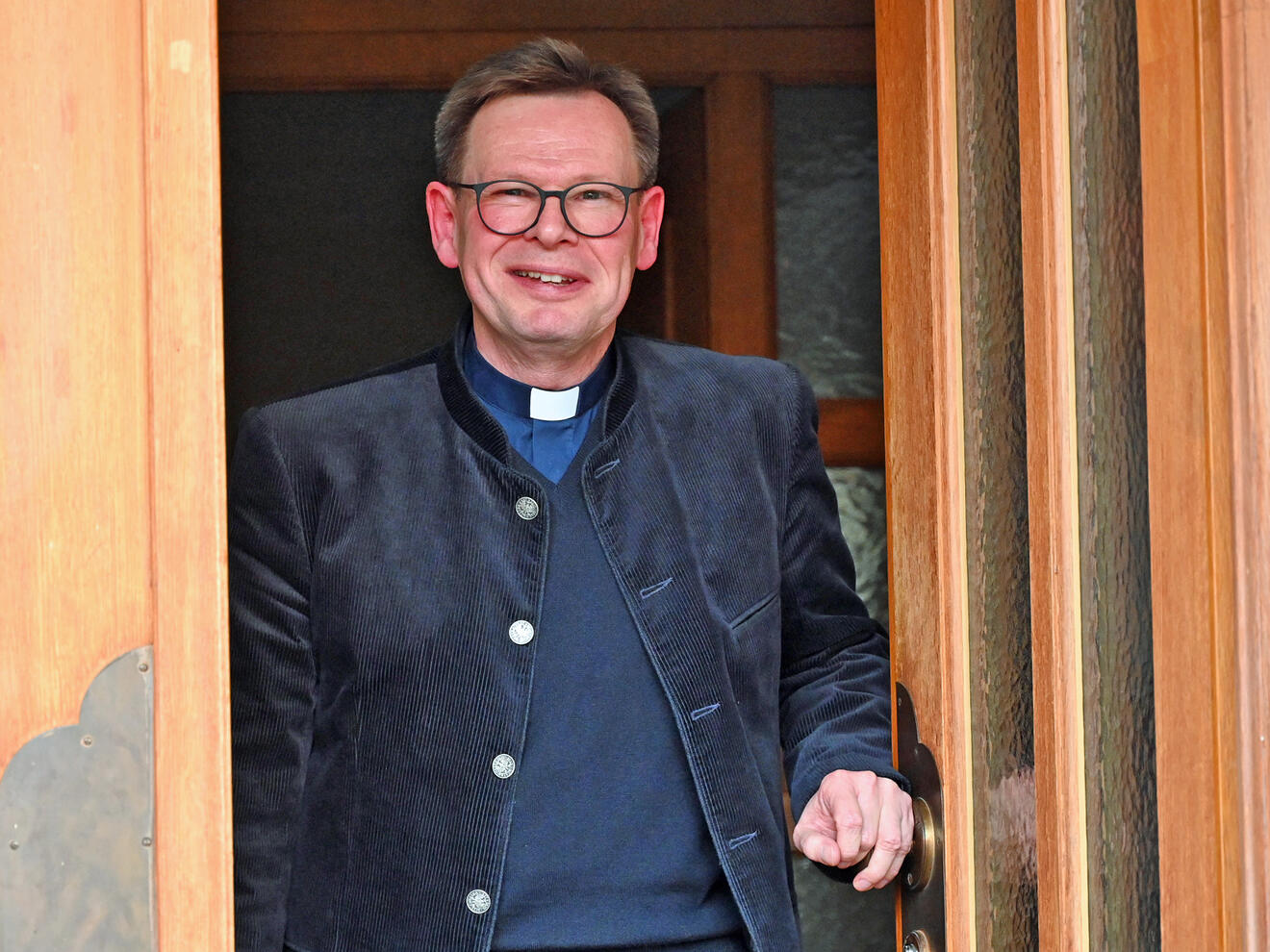 Dekan Grimm ist nicht nur motivierter Priester, sondern auch Koch und Katzenpapa. (Fotos: Leander Stork / pba) 