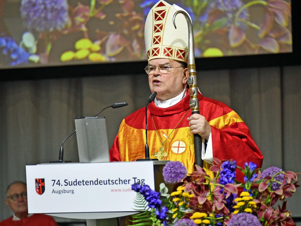 Zum Sudetendeutschen Tag in der Augsburger Messe: Bischof Bertram spricht am Pfingstsonntag über Völkerverständigung, Gemeinwohl sowie Frieden und Versöhnung. (Fotos: Nicolas Schnall / pba)
