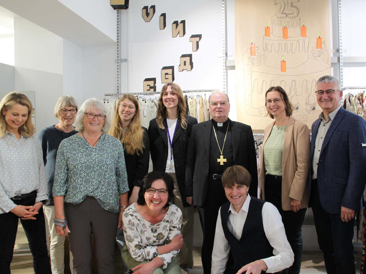 Mit einem Besuch im VINTY'S-Shop hat sich Bischof Bertram bei den haupt- und ehrenamtlichen Mitarbeiter/-innen für ihr Engagement bedankt. Dabei waren auch die beiden Aufsichtsräte, Johanna Steinle (2. von rechts) und Anton Stegmair (rechts) sowie Geschäftsführer Johannes Müller (vorne rechts) (Foto: aktion hoffnung)