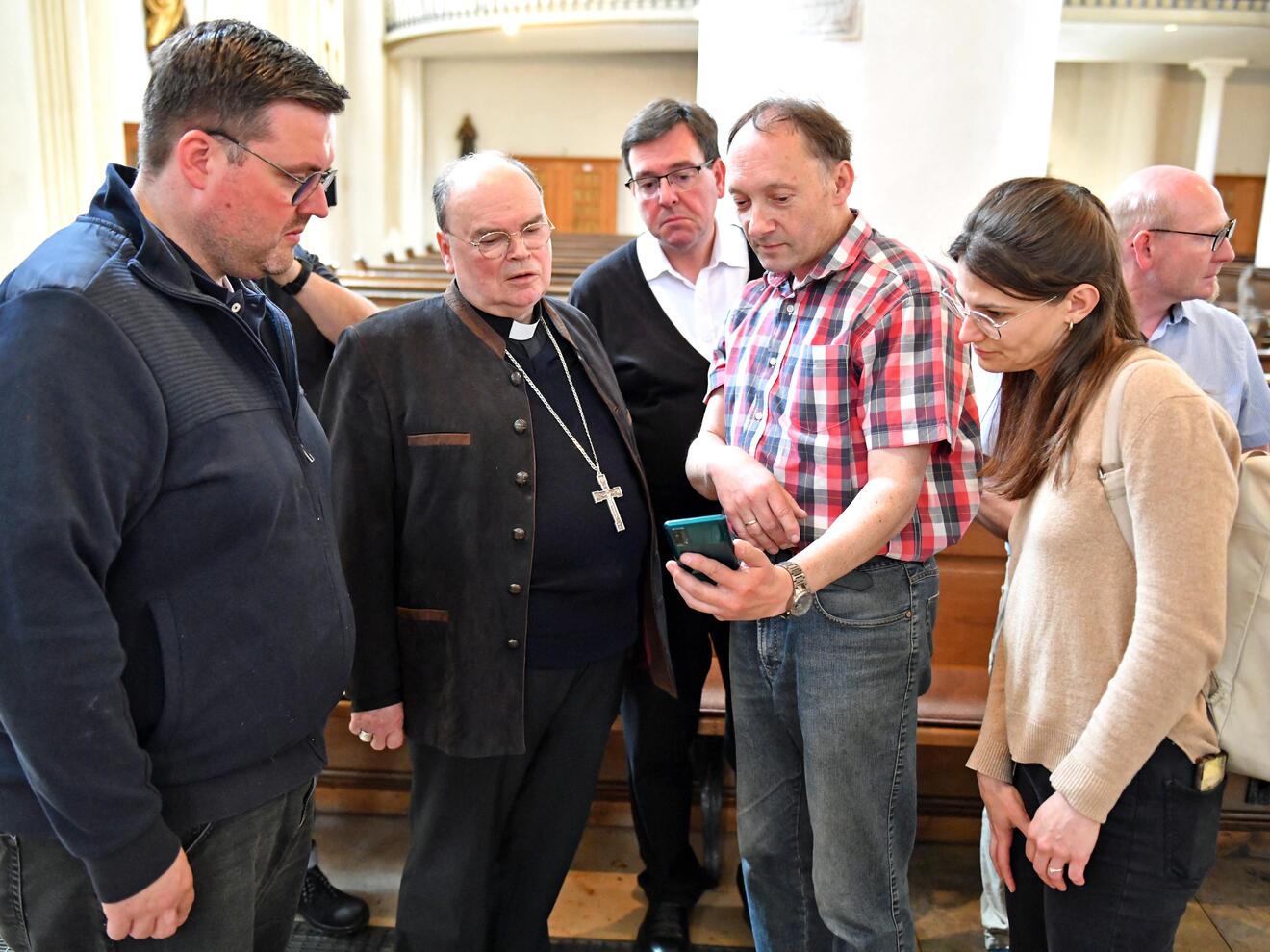 Der Mesner der Stadtpfarrkirche in Schrobenhausen zeigte Bischof Bertram Aufnahmen von den verheerenden Wassermassen. (Fotos: Nicolas Schnall / pba)